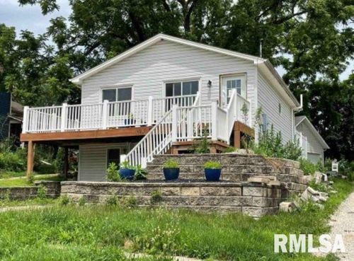 813 W 2nd St, Cedar Falls, IA, 50613-2223 | Card Image