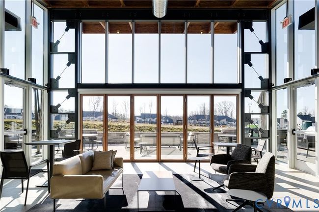 Lobby with expansive windows | Image 24