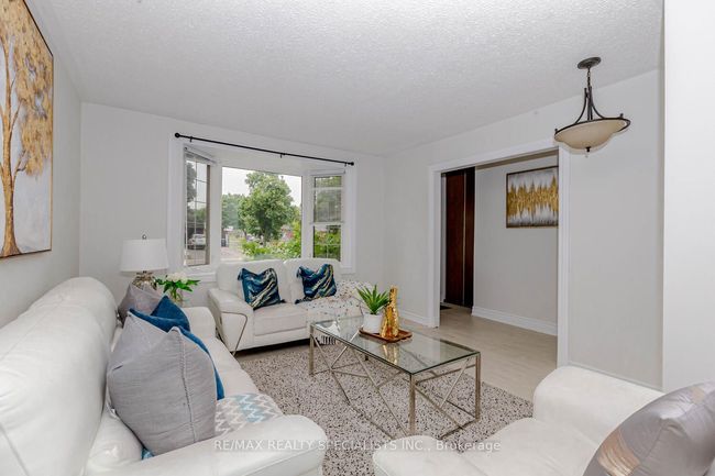 39 Seaborn Rd, House attached with 5 bedrooms, 2 bathrooms and 4 parking in Brampton ON | Image 5