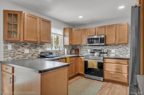 35429 Elmira St, Livonia, MI, 48150-2527 | Card Image