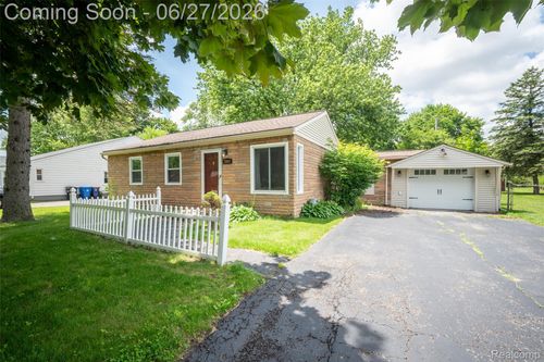 2347 Pauline Dr, Waterford Twp, MI, 48329-3761 | Card Image