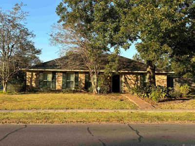 12511 E Robin Hood Dr, House other with 3 bedrooms, 2 bathrooms and null parking in Baton Rouge LA | Image 1