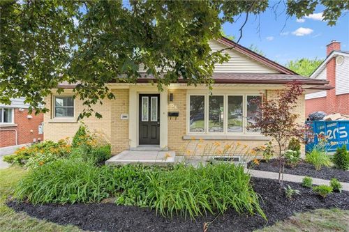 56 Dover St, Waterloo, ON, N2J1Z1 | Card Image