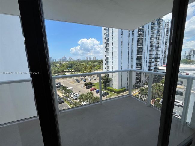 708 - 3701 N Country Club Dr, Condo with 2 bedrooms, 2 bathrooms and null parking in Aventura FL | Image 3