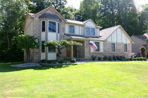 5303 Woodrun Dr, West Bloomfield, MI, 48323-2276 | Card Image