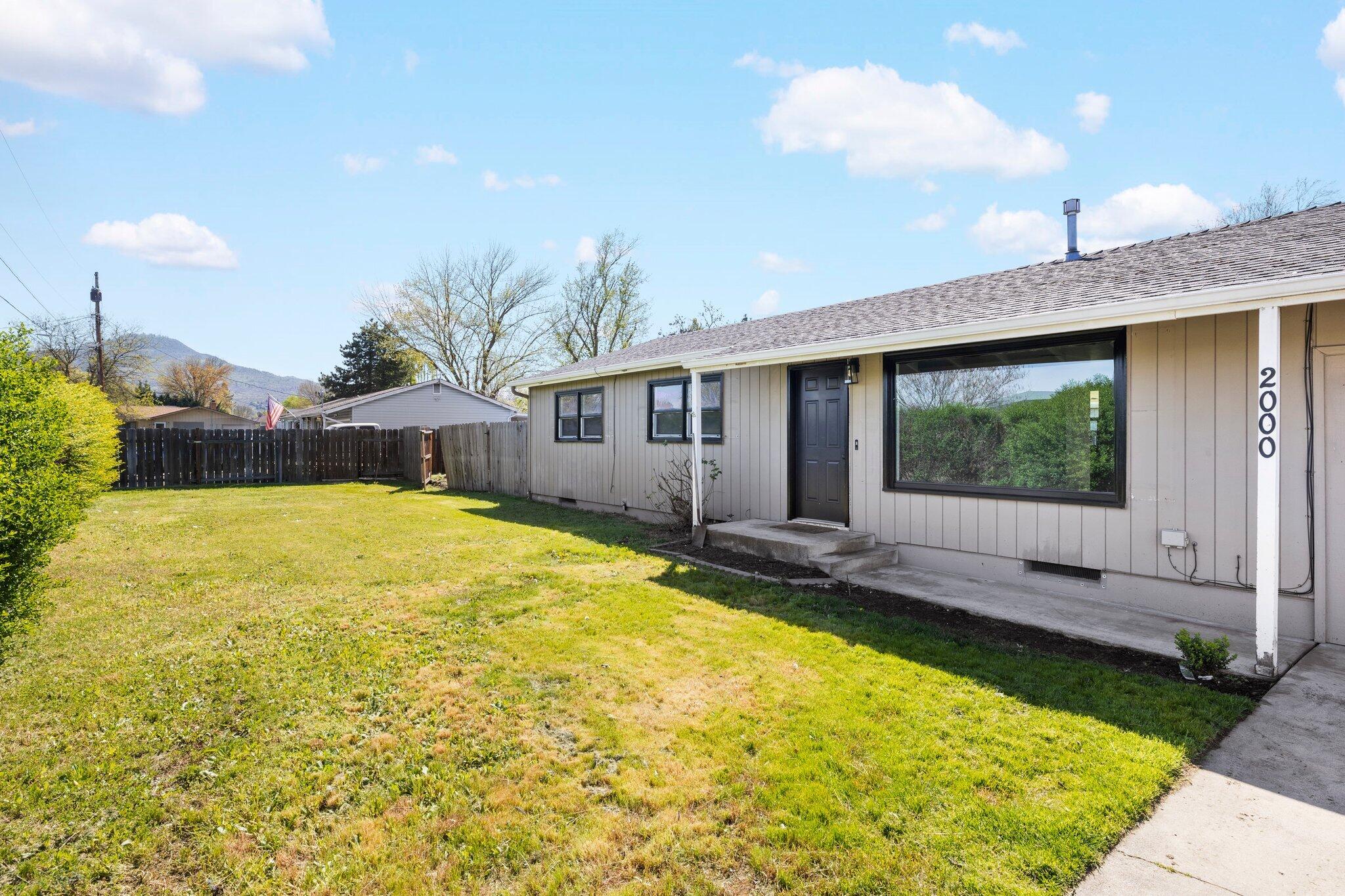 Suzanna St, Medford, OR 97504