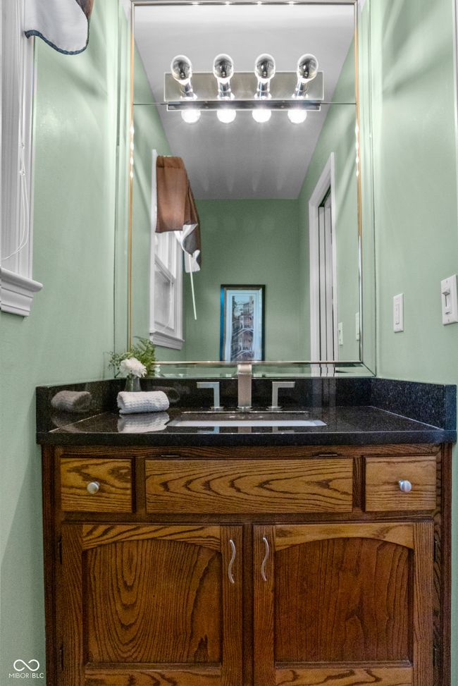 Half bath on main level | Image 20