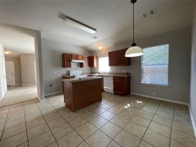 208 Spruce Dr, House other with 4 bedrooms, 2 bathrooms and 2 parking in Kyle TX | Image 5