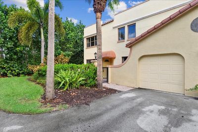 41 Uno Lago Drive, Townhouse with 2 bedrooms, 2 bathrooms and null parking in Juno Beach FL | Image 1