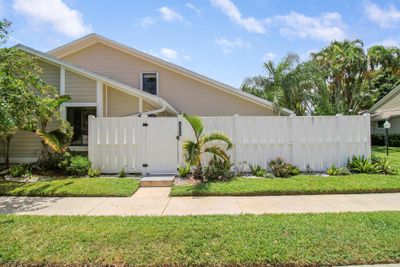 1004 Summerwinds Lane, Townhouse with 3 bedrooms, 3 bathrooms and null parking in Jupiter FL | Image 2