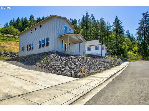1030 Forest Heights St, Sutherlin, OR, 97479-9307 | Card Image