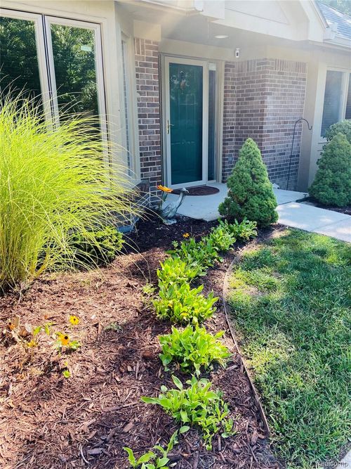 21268 Sycamore Ct, Farmington Hills, MI, 48336-4104 | Card Image