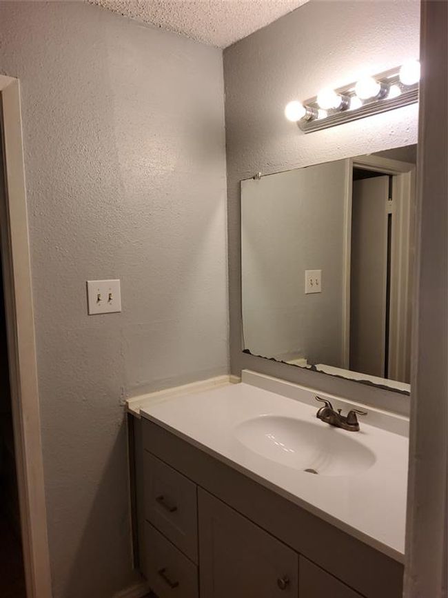 10151 Inwood Hollow Ln, Home with 3 bedrooms, 2 bathrooms and null parking in Houston TX | Image 11