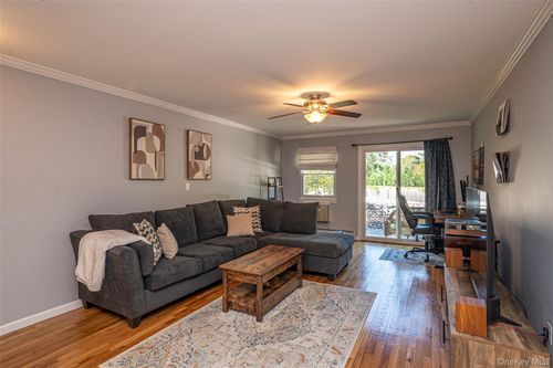 b19-2319 Wilshire Ln, Oakdale, NY, 11769-1442 | Card Image