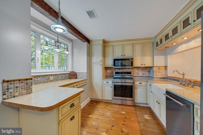 27 Wilson St, Townhouse with 3 bedrooms, 3 bathrooms and null parking in LAMBERTVILLE NJ | Image 5