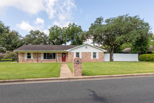 1330 Kelving Way, Wharton, TX, 77488-3414 | Card Image