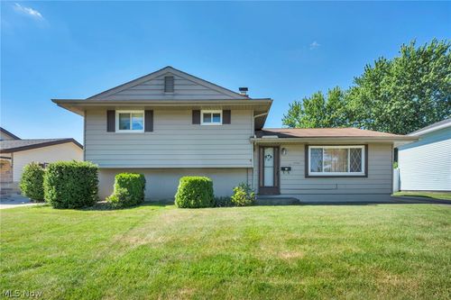14121 Donald Dr, Brook Park, OH, 44142-3216 | Card Image