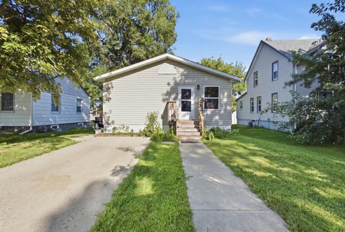 925 S 11th St, ABERDEEN, SD, 57401-5742 | Card Image