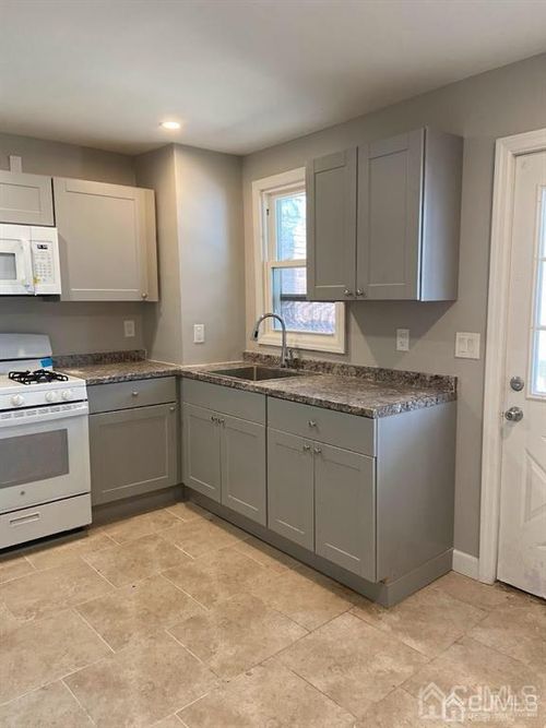 690 State St, Perth Amboy, NJ, 08861-2924 | Card Image