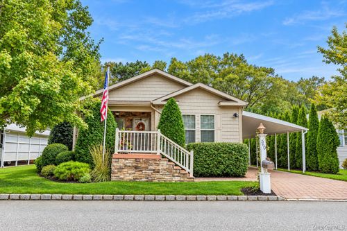 560-1661 Old Country Rd, Riverhead, NY, 11901-4445 | Card Image