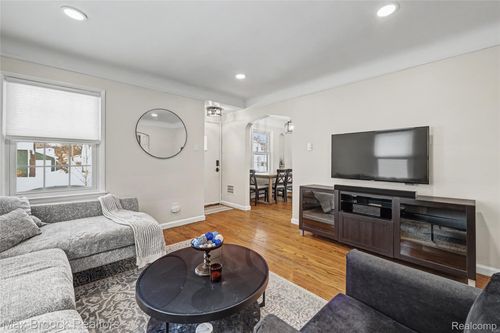 823 Mclean Ave, Royal Oak, MI, 48067-3429 | Card Image