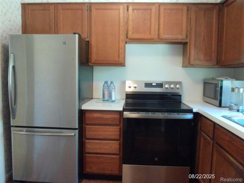 15588 Kirkshire Ave, Beverly Hills, MI, 48025-3350 | Card Image