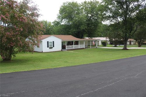 106 Mohawk Dr, King, NC, 27021-9513 | Card Image