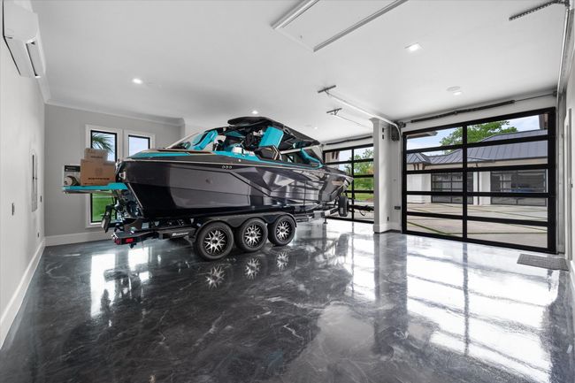 Garage with baseboards and a wall mounted AC | Image 31