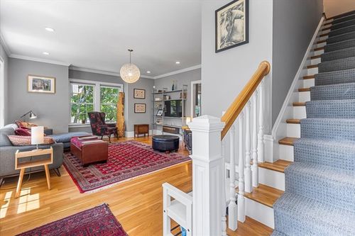 21-21 Hale St, Newton, MA, 02464-1310 | Card Image