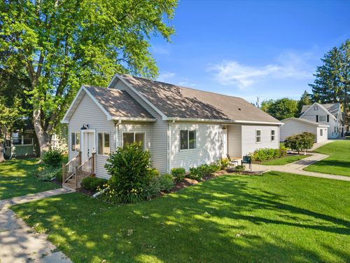 403 Walworth St, Lake Geneva, WI, 53147-1515 | Card Image