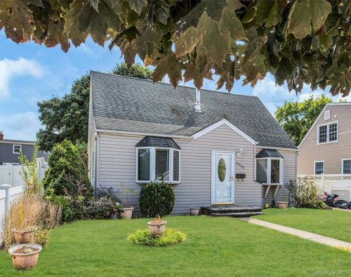 2335 Maple St, Seaford, NY, 11783-2912 | Card Image