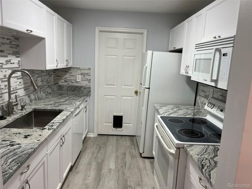 84-5408 Pine Aires Dr, Sterling Heights, MI, 48314-1348 | Card Image