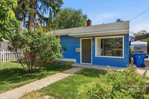 8 N Sunset St, Nampa, ID, 83651-2329 | Card Image