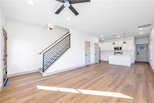 2111 24th Street Ln Se, Hickory, NC, 28602-8794 | Card Image