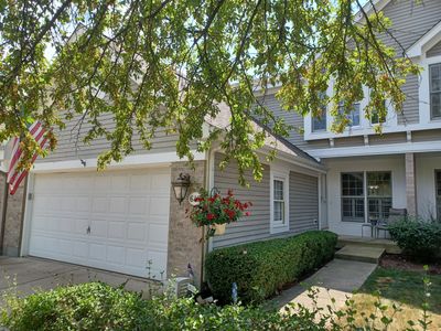 649 Kendallwood Court, Townhouse with 2 bedrooms, 2 bathrooms and 2 parking in Crystal Lake IL | Image 2