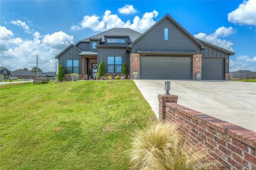 2407 W Union Pl, Collinsville, OK, 74021-1745 | Card Image
