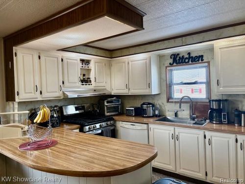 9435 Hunters Rill, Fenton, MI, 48430-8389 | Card Image