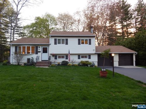 10 Lewis Rd, Montvale, NJ, 07645-2606 | Card Image