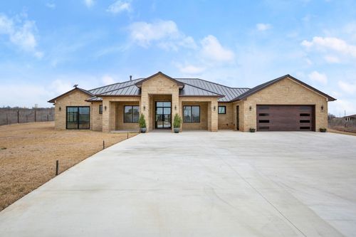 207 Arrowwood Ct, Niederwald, TX, 78640-2317 | Card Image