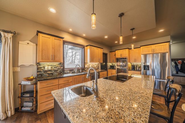 Kitchen with granite counters | Image 8