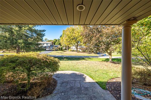 5605 Woodwind Dr, Bloomfield Hills, MI, 48301-1067 | Card Image