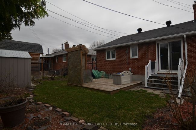686 Cummings Ave, House attached with 3 bedrooms, 1 bathrooms and 2 parking in Ottawa ON | Image 20
