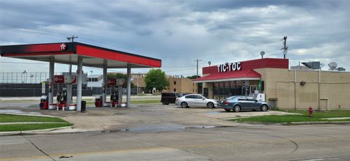 3202 Corn Valley Rd, Grand Prairie, TX, 75052-6120 | Card Image