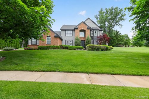 2333 Sandlewood Dr, White Lake, MI, 48383-3931 | Card Image