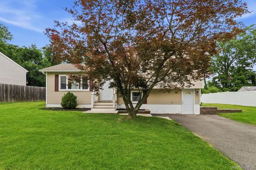47 Riverview Dr, Fishkill, NY, 12524-1422 | Card Image