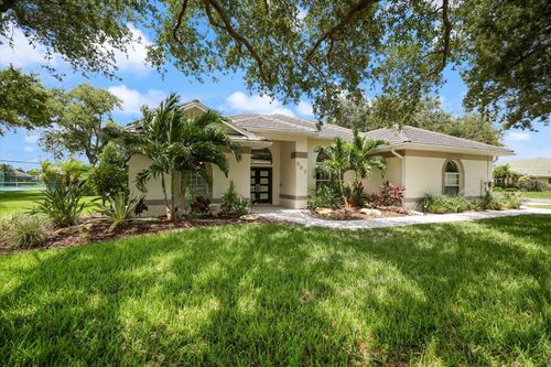 567 Lake Of The Woods Dr, VENICE, FL, 34293-7227 | Card Image