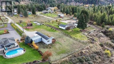 827 Columbia Rd, House other with 2 bedrooms, 2 bathrooms and null parking in Castlegar BC | Image 3