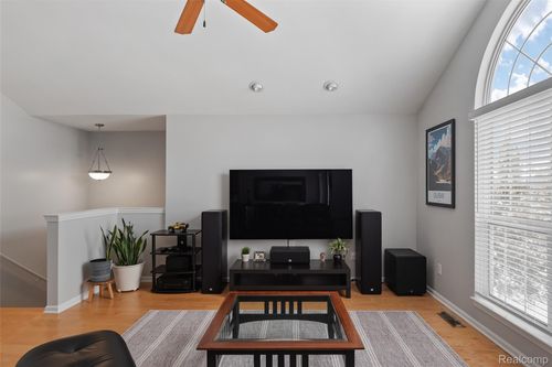 360-30210 Chesapeake Cir, Walled Lake, MI, 48390-5924 | Card Image