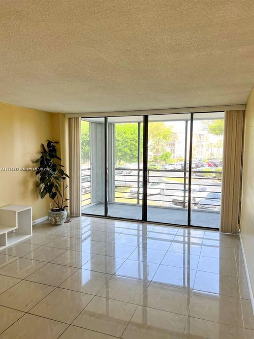 apt-217-20400 W Country Club Dr, Aventura, FL, 33180-1665 | Card Image