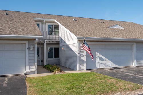 653 Hartford Sq, Hartford, WI, 53027-1982 | Card Image